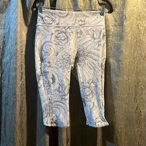 Lululemon sz 8 Dahlia Flower and Layered Capris